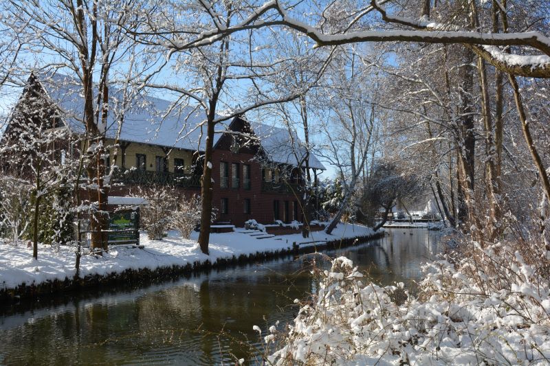 Blick vom anderen ufer auf die Spreewaldscheune im Winter