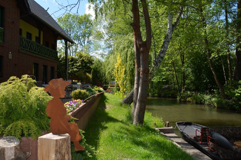 Spreewaldkahn an der Spreewaldscheune im Sommer