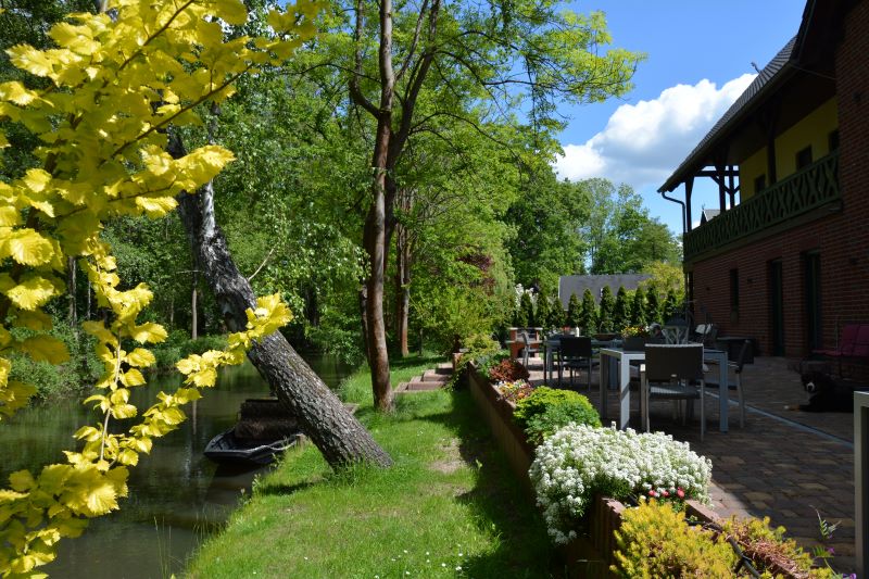 Bäume und Blumen an der Spreewaldscheune