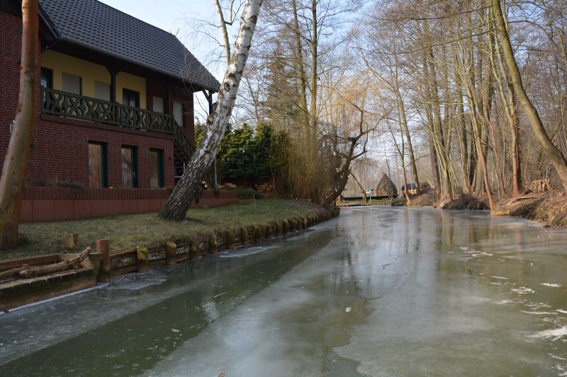 gefrorenes Fließ an der Spreewaldscheune