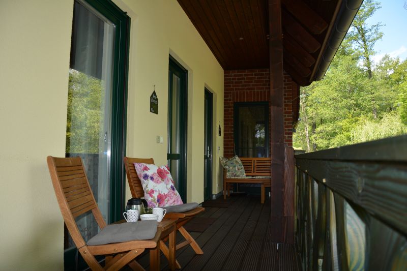 Galerie mit 4 Stühlen