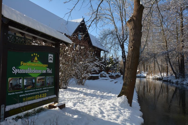 Schild Spreewaldscheune im Winter im Schnee