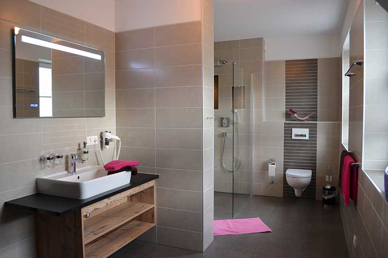 Bad mit ebenerdiger Dusche in der Ferienwohnung Heuboden