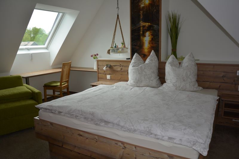 großes Schlafzimmer in der Ferienwohnung Heuboden
