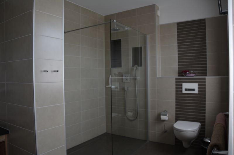 Bad mit Dusche in der Ferienwohnung Strohkammer