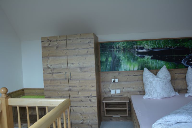 Doppelbett mit Schrank in der Ferienwohnung Kahnschuppen