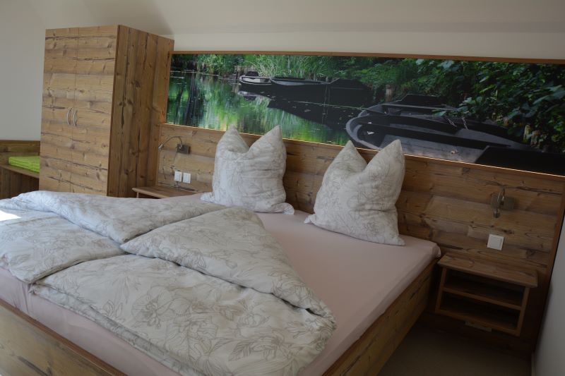 Doppelbett in der Ferienwohnung Kahnschuppen