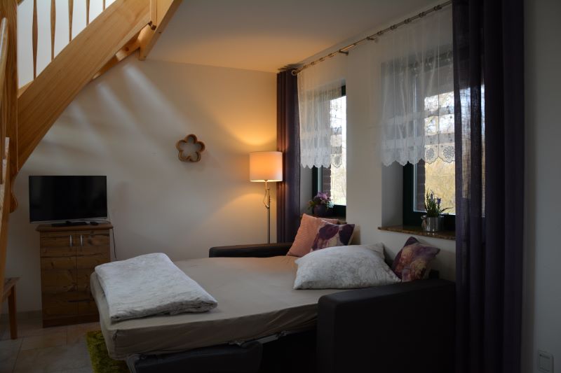 Doppelbett mit TV