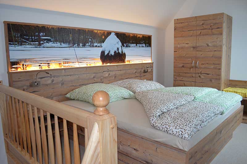 Doppelbett mit Wandbild in der Ferienwohnung Wiesenblume