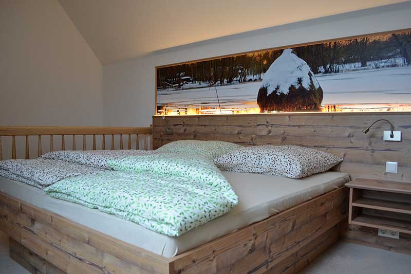 Doppelbett mit Wandbild in der Ferienwohnung Wiesenblume