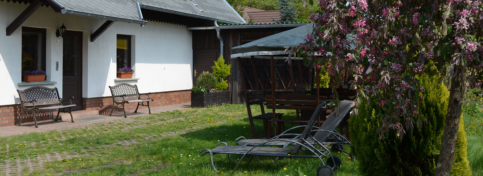 Eingansbereich zum Ferienhaus mit 2 Sitzbänken