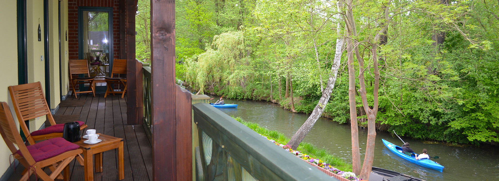 Galerie mit Sitzgelegenheiten am Wasser in Burg