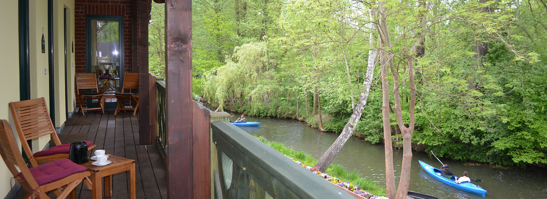 Blick von der Galerie auf das Wasser