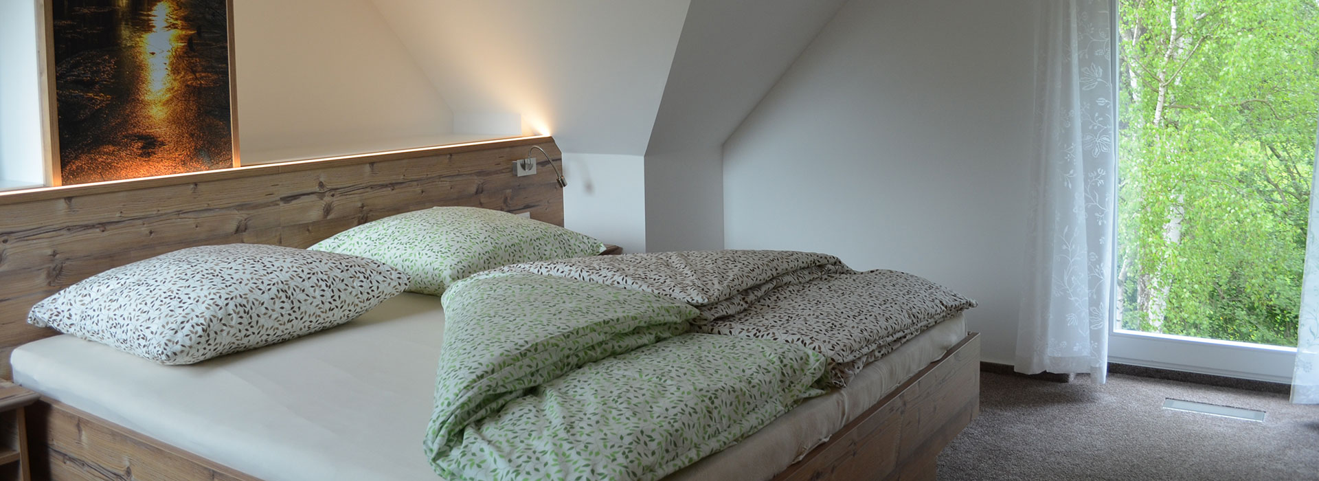 Doppelbett in der Ferienwohnung Heuboden